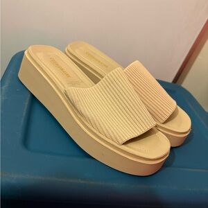 Cushionaire Cream Platform Slide Sandals